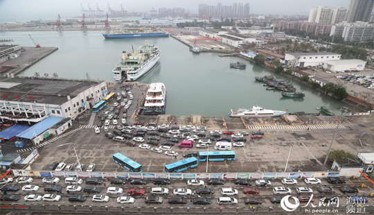 海口三港口滯留車輛近萬輛 各部門確保游客有序候船