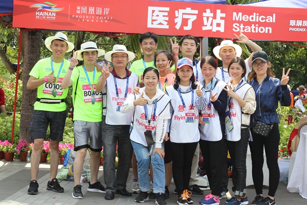海南三院医护志愿者保障马拉松比赛