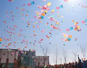 放飛祭祀：將要表達的思念之情寫在小卡片上，用氣球帶上天空。