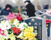 鮮花祭祀：為已逝故人獻束鮮花、鞠躬敬禮，追憶哀思。