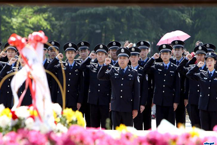 緬懷英烈
清明節前夕，上海市公安局各級公安機關民警來到上海龍華烈士陵園開展祭掃活動，深切緬懷公安英烈。