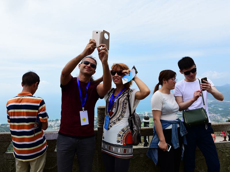 亚洲媒体高峰会议嘉宾参观考察亚龙湾热带天堂