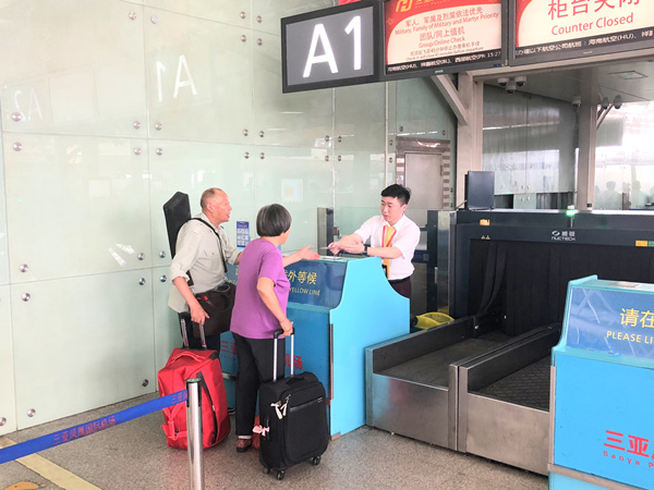 三亚机场地服公司员工帮助老人顺利乘机