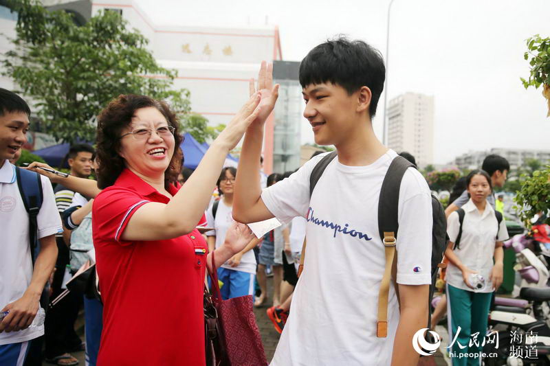 高清:2018年高考今日启幕 海南考生入考场