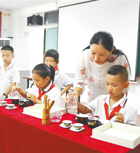 傳統茶道進校園
近日，美苑小學舉辦“茶道”興趣班實行免費教學，旨在培養孩子們對傳統茶文化的熱愛。目前已經有30名學生參加。