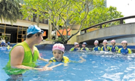 海口強化中小學生游泳訓練7月1日，海口市第三十三小學四年級二班的學生在參加游泳考核。當天的考核裡，百分之八十的學生順利通過了無輔助蛙泳25米的考核要求。