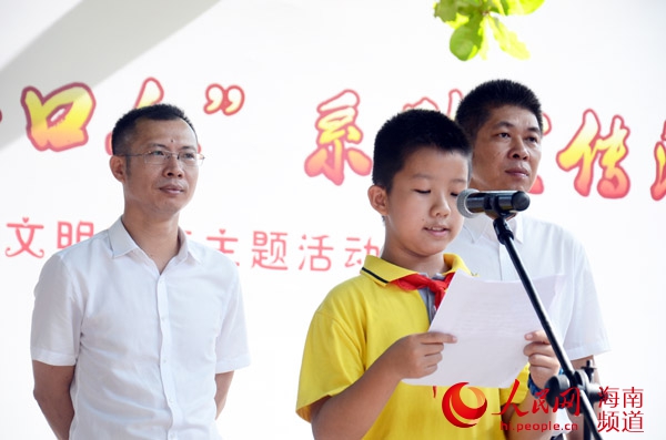 学生代表邢益均发出做文明传播者的倡议。何青松 摄