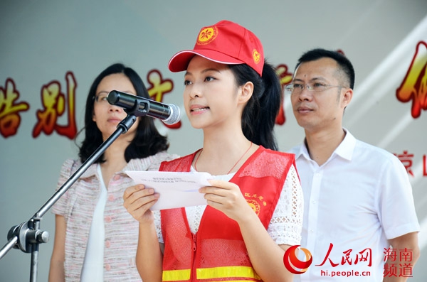 志愿者代表陈丹霞就开展文明劝导志愿服务活动进行表态发言。何青松 摄
