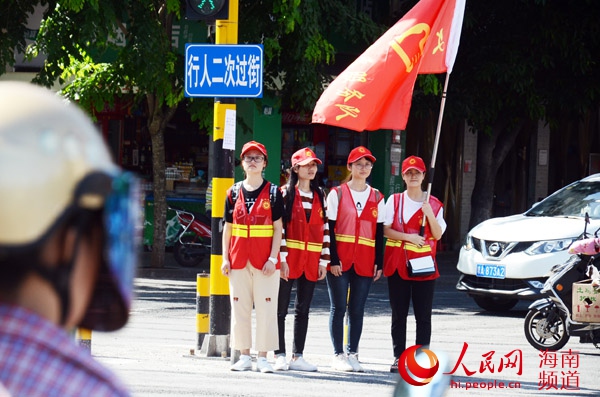 志愿者在街头开展文明劝导活动。何青松 摄