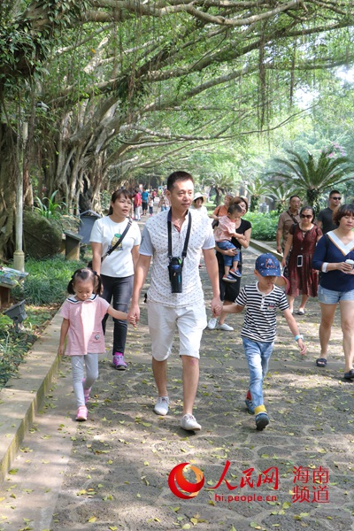 海南:火山口公园成为暑期亲子游热门地