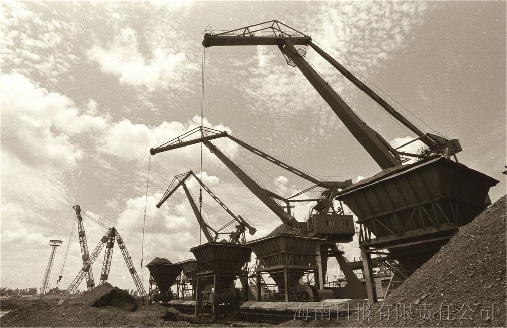 1989年1月9日，海口马村电厂一期工程并网，1月26日正式投产发电。（海南省图片社供图）