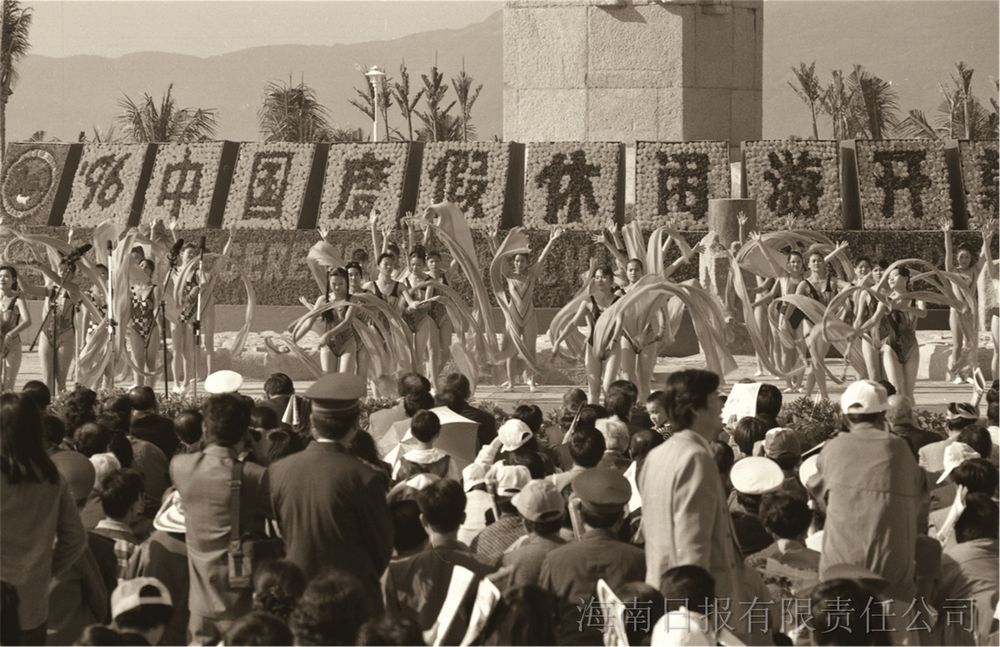 1996年1月1日，由国家旅游局和海南省政府主办的“96中国度假休闲游重点在海南”开幕式在三亚亚龙湾举行。（海南省图片社供图）
