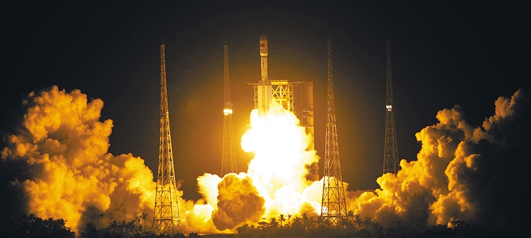 2016年6月25日，中国新一代运载火箭长征七号在文昌首飞成功。这是文昌航天发射场首次发射。（海南省图片社供图）