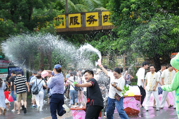 七夕预热活动中,游客们嬉水狂欢
