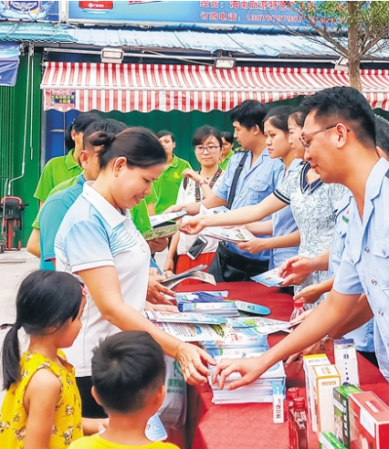 食品安全讓生活更美好7月20日，三亞市旅游、食藥監等相關部門，在三亞友誼路下崗職工海鮮廣場共同啟動“全國食品安全宣傳周”活動。