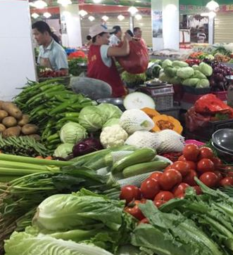 瓊山區研究蔬菜銷直供模式副區長王明夫分別就蔬菜運輸、包裝批發及配送工作提出了具體要求，要求椰海蔬菜批發市場要以一級批發價格為基礎