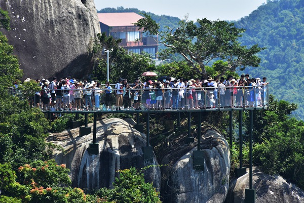 10月7日,国庆长假期间,海南三亚亚龙湾秋高气爽,景色宜人。中外游客激情畅游三亚亚龙湾热带天堂森林旅游区的情景。(黄庆优摄)