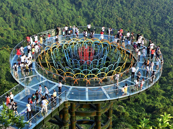 10月7日,国庆长假期间,海南三亚亚龙湾秋高气爽,景色宜人。中外游客激情畅游三亚亚龙湾热带天堂森林旅游区的情景。(黄庆优摄)