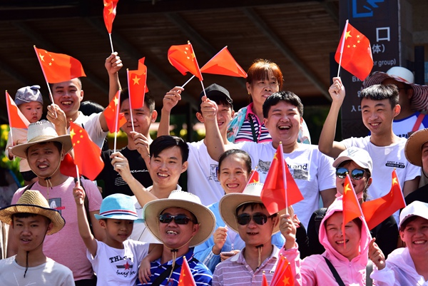 10月7日,国庆长假期间,海南三亚亚龙湾秋高气爽,景色宜人。中外游客激情畅游三亚亚龙湾热带天堂森林旅游区的情景。(黄庆优摄)