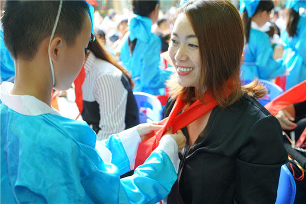 旭日东升慈善基金会为先锋小学捐赠教学仪器设