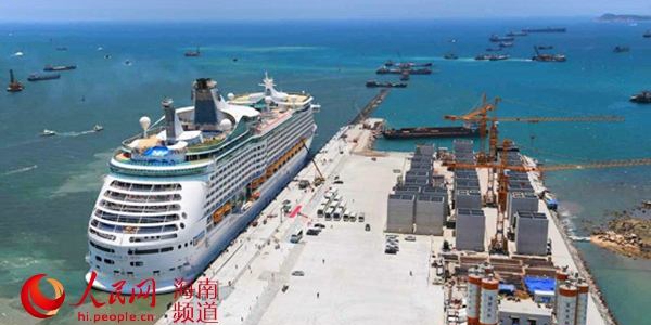 三亞鳳凰島國際郵輪港停靠的大型游輪