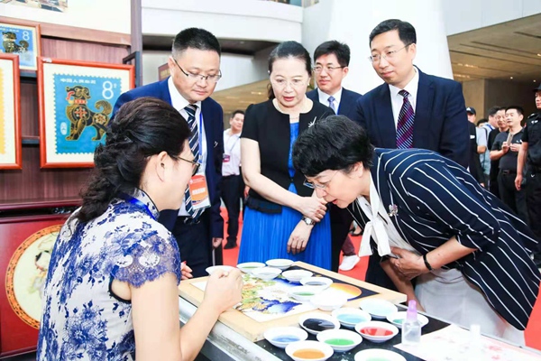 海南省委常委、宣傳部部長肖鶯子在非遺展區觀看景泰藍制作。