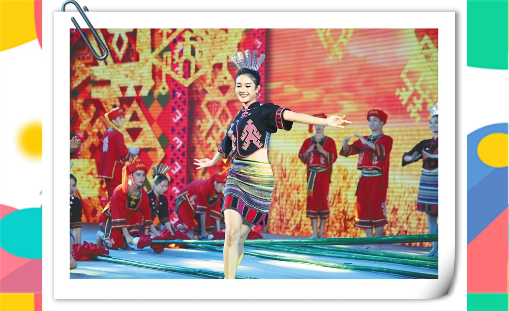 第十八屆海南國際旅游島歡樂節期間，跳竹竿舞的黎族女孩