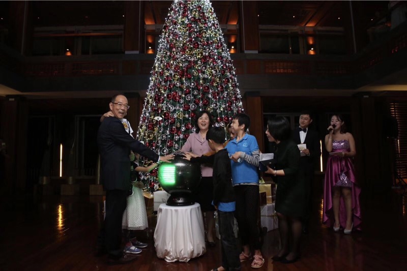 三亚文华东方酒店举办圣诞点灯仪式 点亮脑残