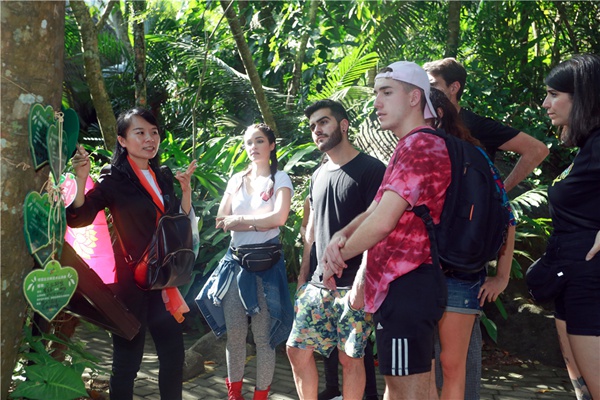 西班牙新媒体考察团体验呀诺达雨林生态之旅