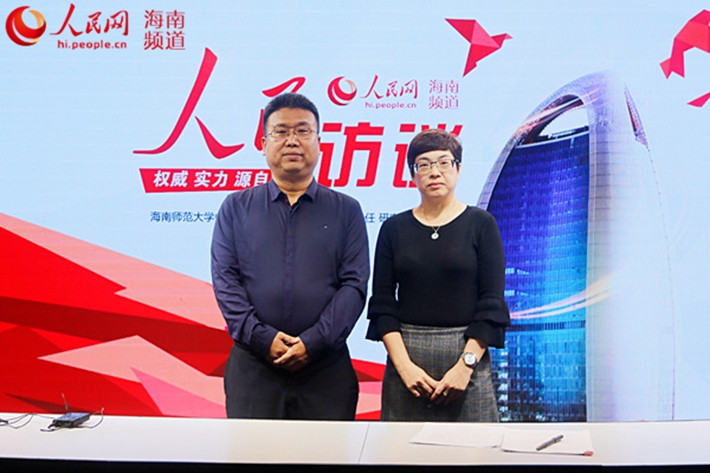 劉鋒（左）與人民網股份有限公司海南分公司總經理王慶芳合影
