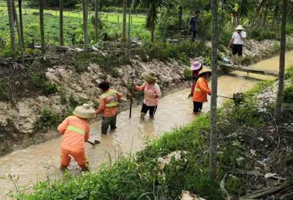 作队员帮助村民疏通沟渠解决灌溉难题--人民网