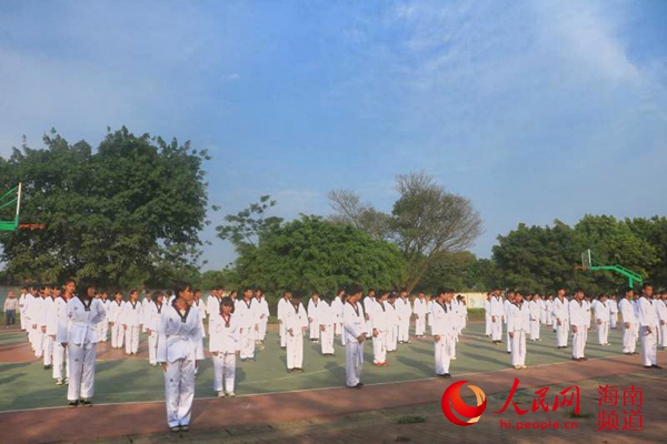 椰城童趣进校园 200名中学生集体表演跆拳道礼仪操