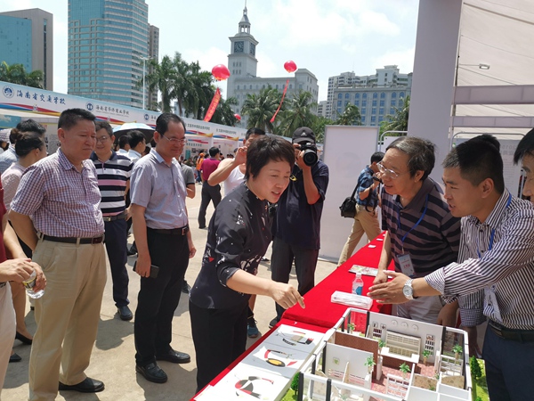 海南省教育厅厅长曹献坤等领导参观海科院展区