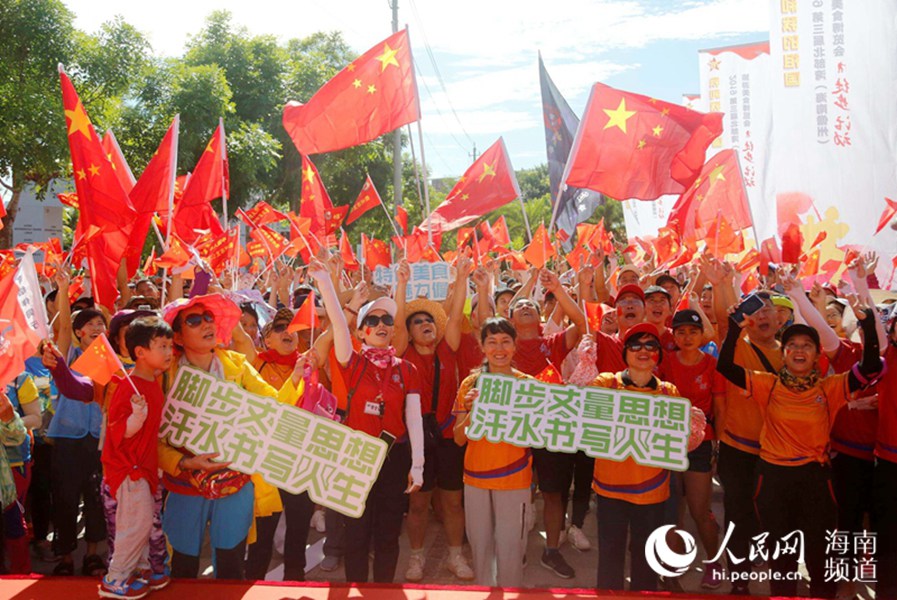 徒友和游客尽情品美食购特产赞儋州美食之乡