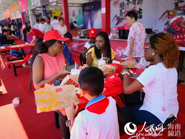 徒友和游客尽情品美食购特产赞儋州美食之乡