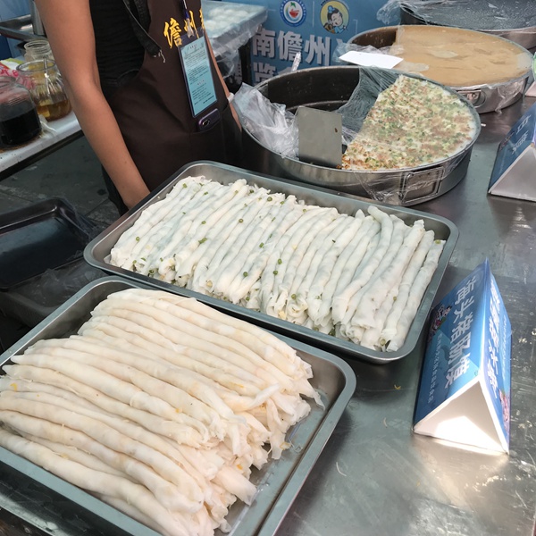 徒友和游客尽情品美食购特产赞儋州美食之乡