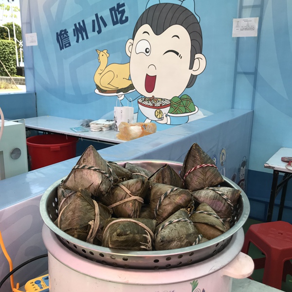 徒友和游客尽情品美食购特产赞儋州美食之乡