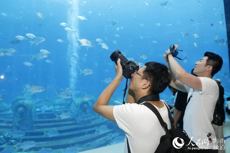 人民系融媒行記者拍攝三亞亞特蘭蒂斯獨具特色的水族館