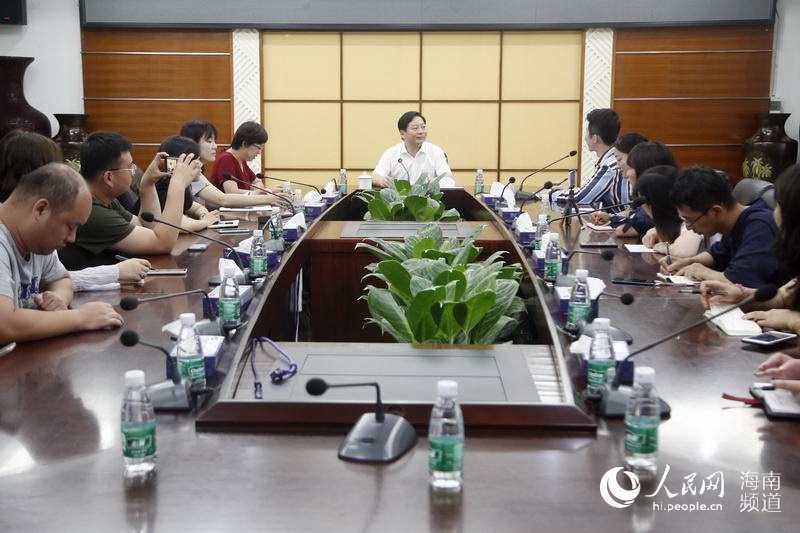 三亞市委常委、常務副市長陳鐵軍接受人民系融媒行記者採訪