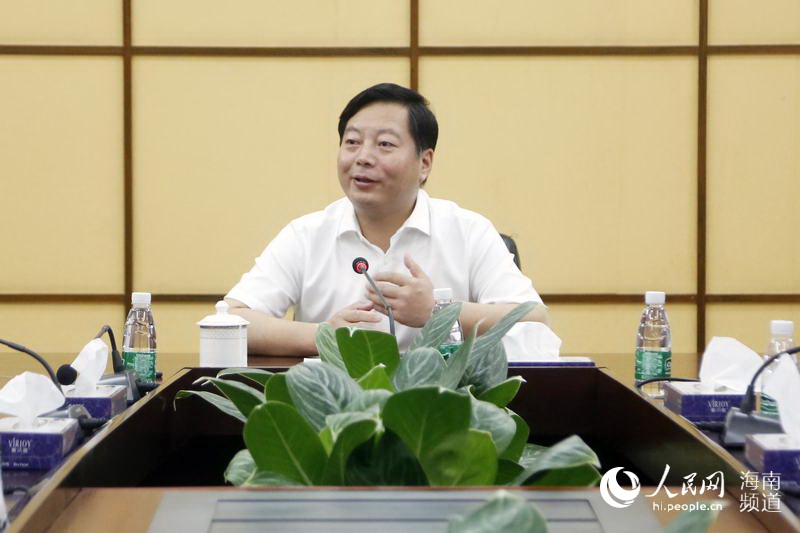 三亞市委常委、常務副市長陳鐵軍回答記者提問