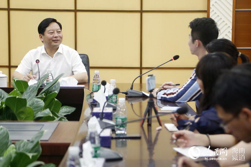 三亞市委常委、常務副市長陳鐵軍回答記者提問