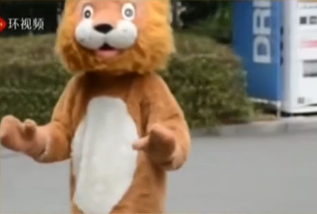 日本動物園為防獅子出逃  自導自演一出戲