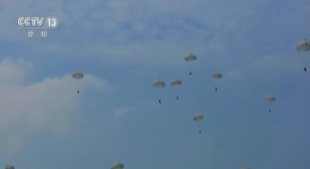 空軍：大飛機集群跳傘  錘煉空降突擊能力 
