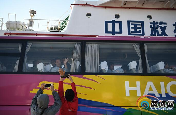 海南32名获救渔民抵达三亚：回家的感觉真好！
