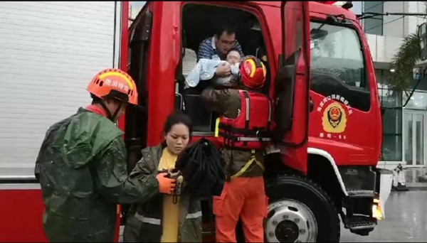 “韋帕”來襲 幼兒生病海口消防幫助送醫