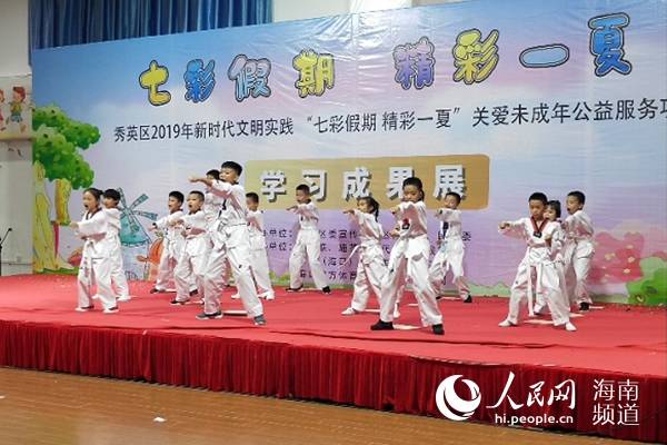 跆拳道音乐品势、击破等展示,从尊重、友爱、礼仪教育出发, 有板有眼展示了跆拳道的品势,更是体现了跆拳道忍耐克己,百折不屈的精神。
