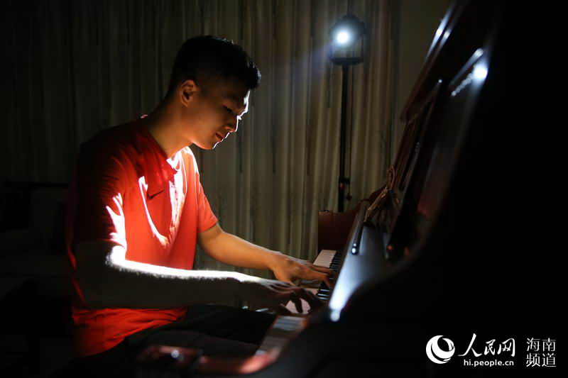 王曉一獨自一人練習鋼琴
