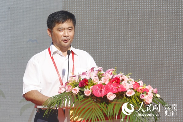 海南省总工会副主席、省教科文卫邮电工委主席郑有基致辞 人民网记者枉源 摄