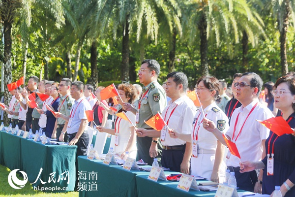 开幕式上 全体起立一同高唱《我和我的祖国》 人民网记者枉源 摄