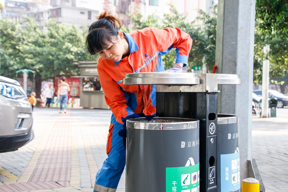 海口京蘭公司員工在道路擦拭果皮箱作業中 陳益悅攝